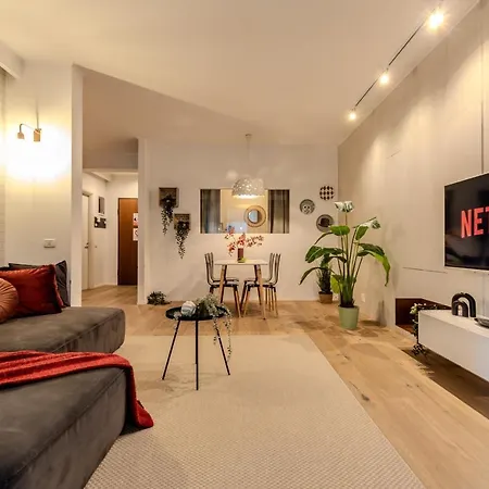 Long Heaven - Spacious 2br Apt With Balcony Apartment *