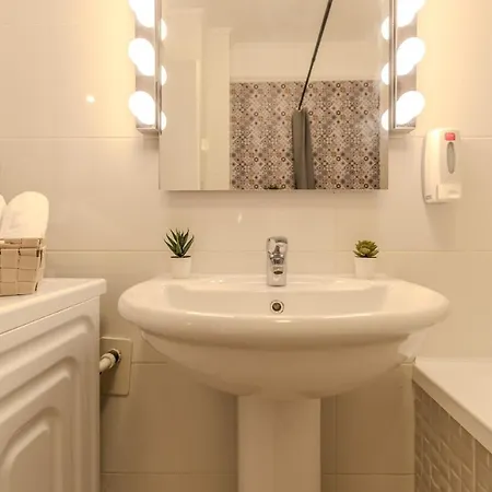 Long Heaven - Spacious 2br Apt With Balcony Bucharest